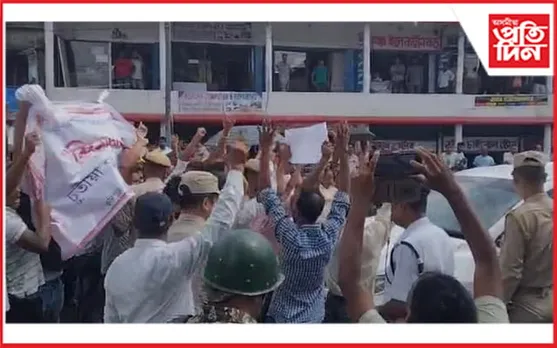 ঢকুৱাখনাৰ ৰাজপথত আবদ্ধ মন্ত্ৰী ৰণোজ পেগুঃ প্ৰতিবাদত উত্তাল ঢকুৱাখনা থানা...